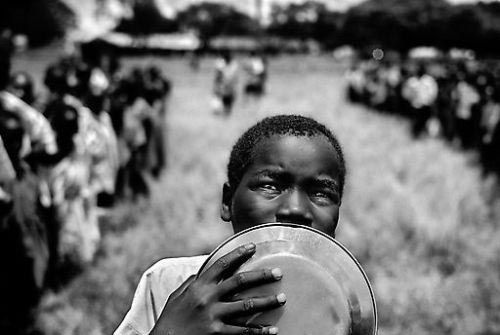 1993年非洲幼童奄奄一息,险遭秃鹫捕食,摄影师拍照一年后自杀