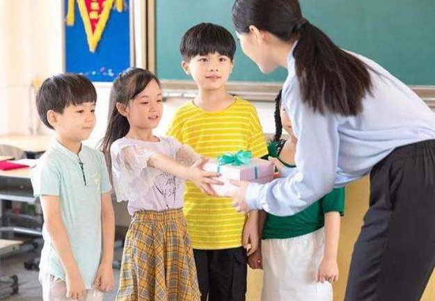 小学老师在校办婚礼，家长统一随礼600元，老师的态度让家长愣住