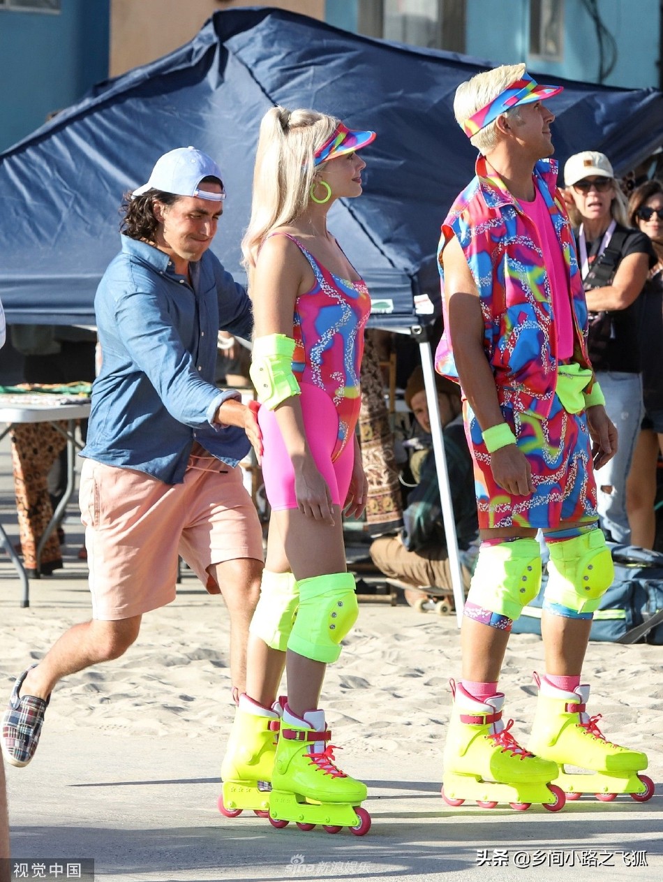 《芭比》瑞恩高斯林被玛格特罗比挥拳吓到 两人相拥喜感足