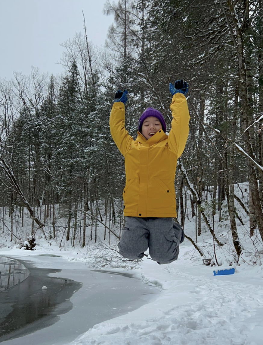 杜江陪霍思燕甜蜜度假后，晒和儿子滑雪照，8岁嗯哼越来越像爸爸