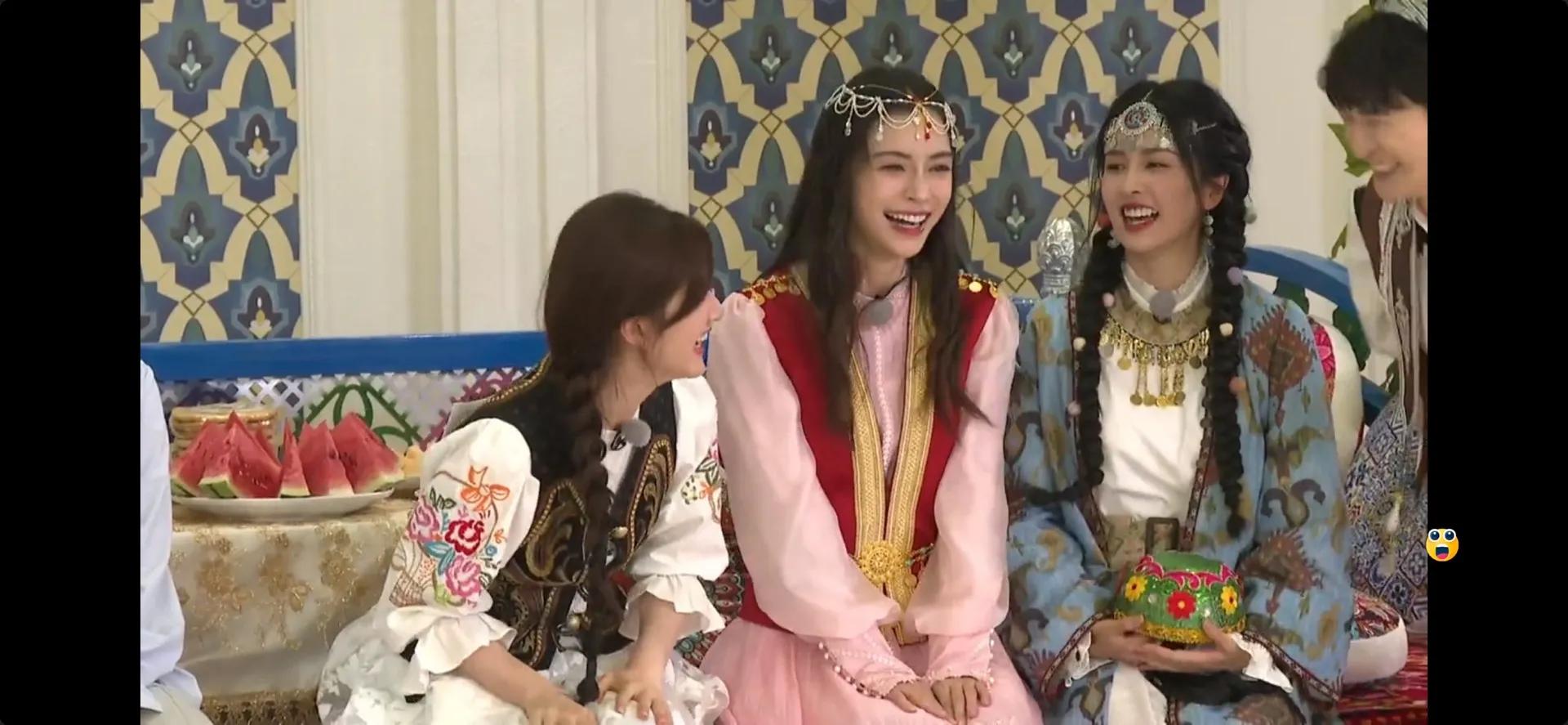 综艺《奔跑吧》直播截图中的baby小姐姐和新疆路透哦