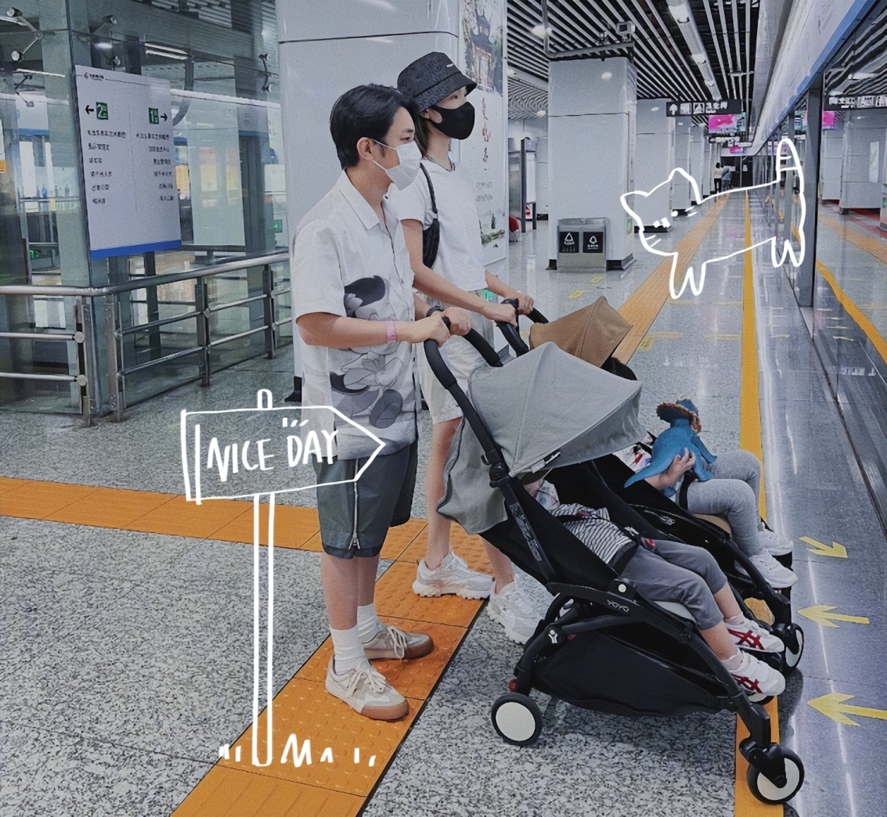 王祖蓝夫妇带娃出游，一人抱一娃大秀幸福，俩女儿个头猛蹿像妈妈