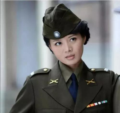 24明星军装女神美照，气质唯美，自信从容，美丽大方