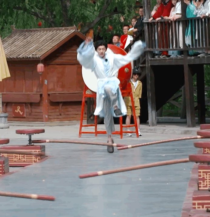 蔡徐坤 弹跳力惊人