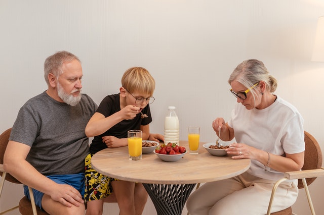 中年男人回到家中，一个青春期一个更年期，你该如何是好？