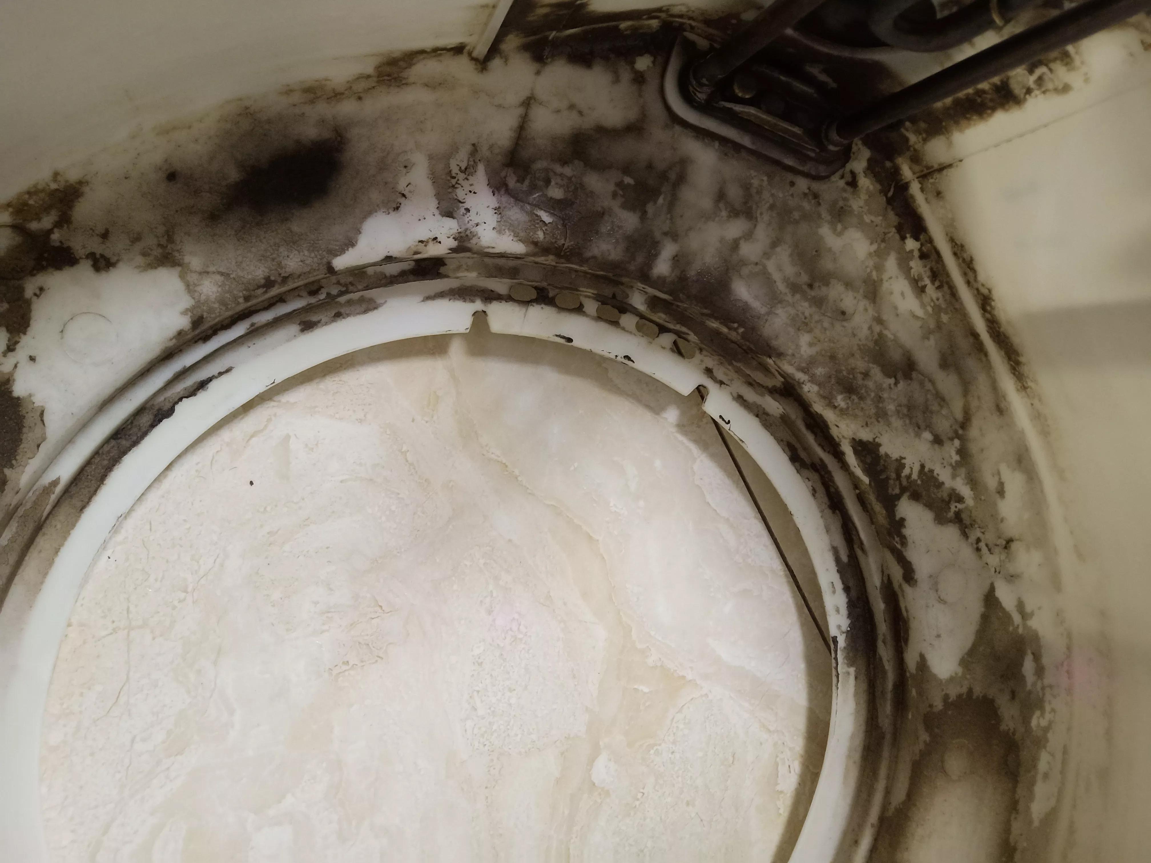 拆开后的全自动滚筒洗衣机