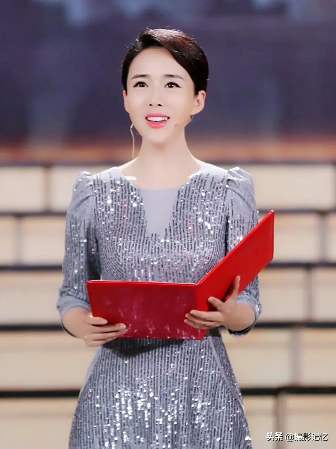 颜丹晨：貌美的才女