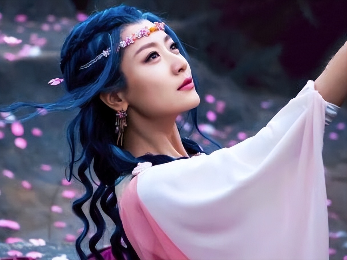 如果说李沁扮演的薛宝钗还有气质可言,那白冰版的薛宝钗不管是造型