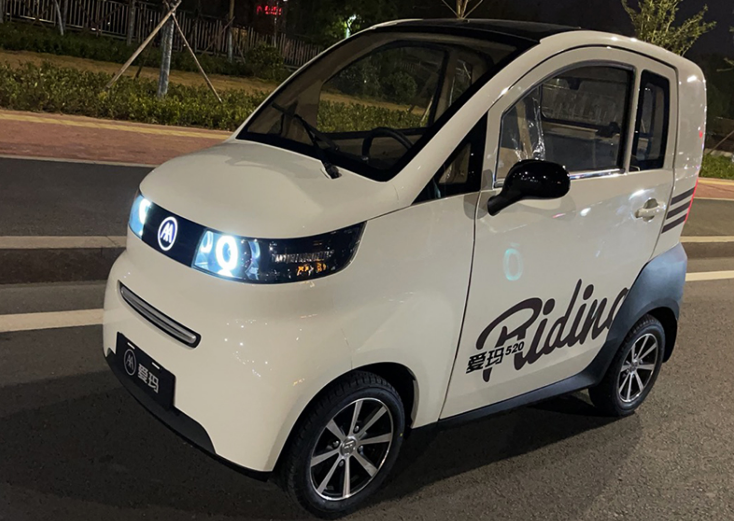 目前,爱玛的微型四轮电动车已开售,价格在1.