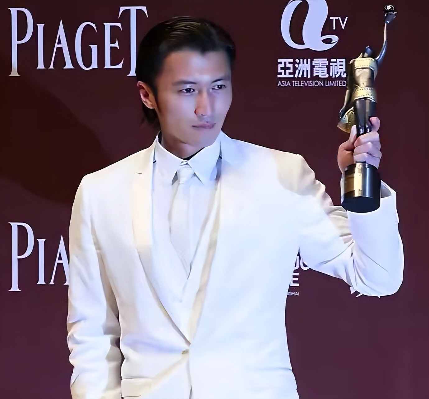 首对父子影帝诞生！谢贤谢霆锋相隔十余年获金像奖最佳男主角