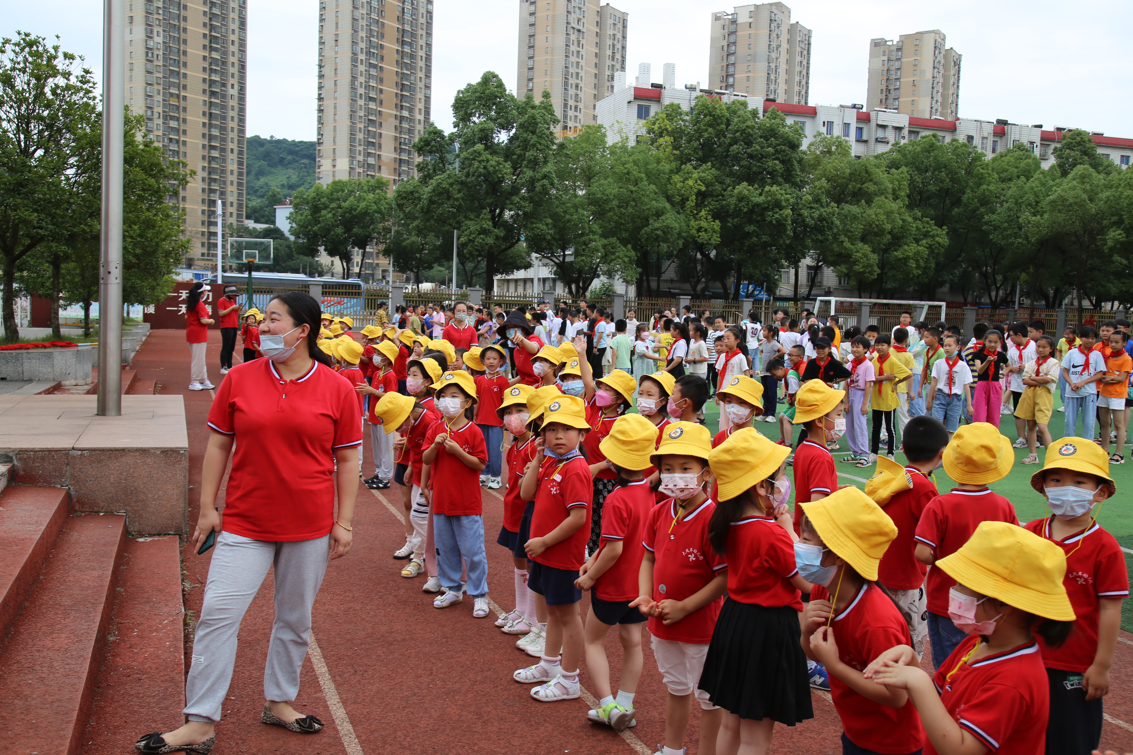 幼儿园孩子进东方红小学 体验小学生活