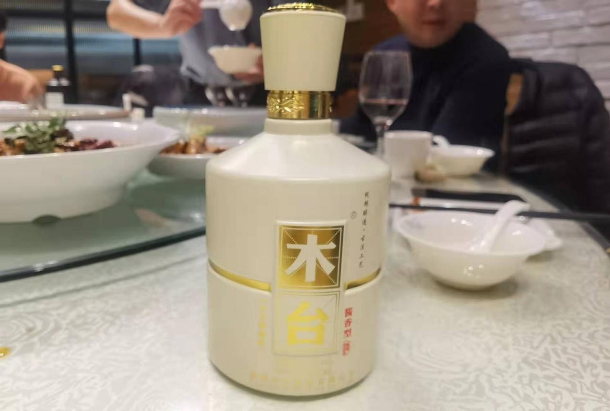 据说河南人很少喝豫酒，川酒双雄强攻之下，河南人还在喝什么酒？