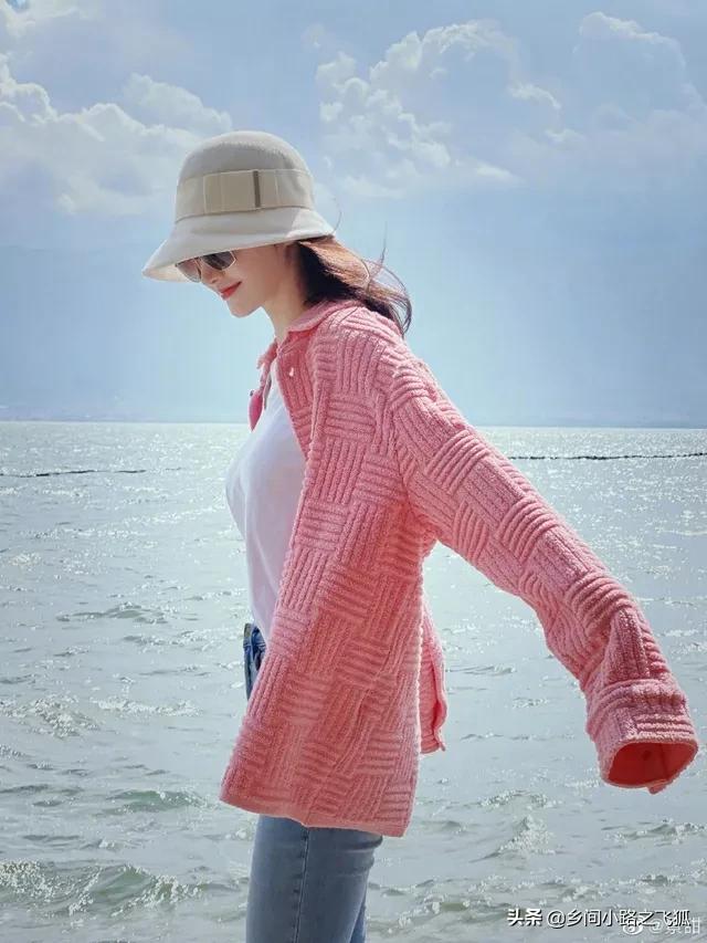 景甜置身碧海蓝天 穿粉外套撩拨长发好甜美