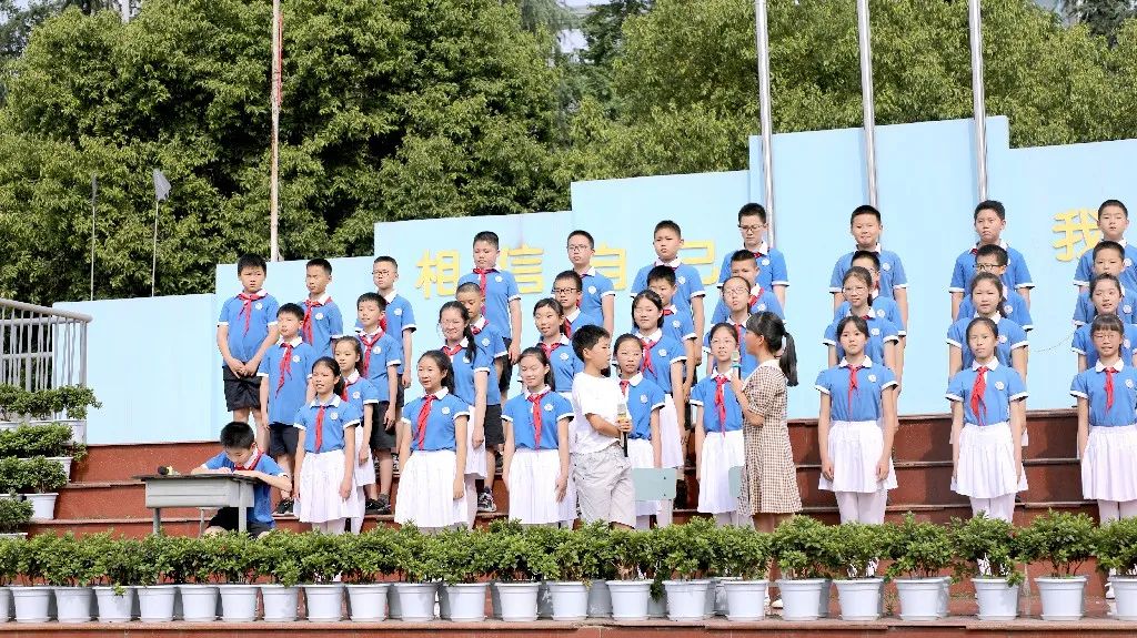 成都市双流区棠湖小学举行“5.25 我爱我”心理健康专题升旗仪式