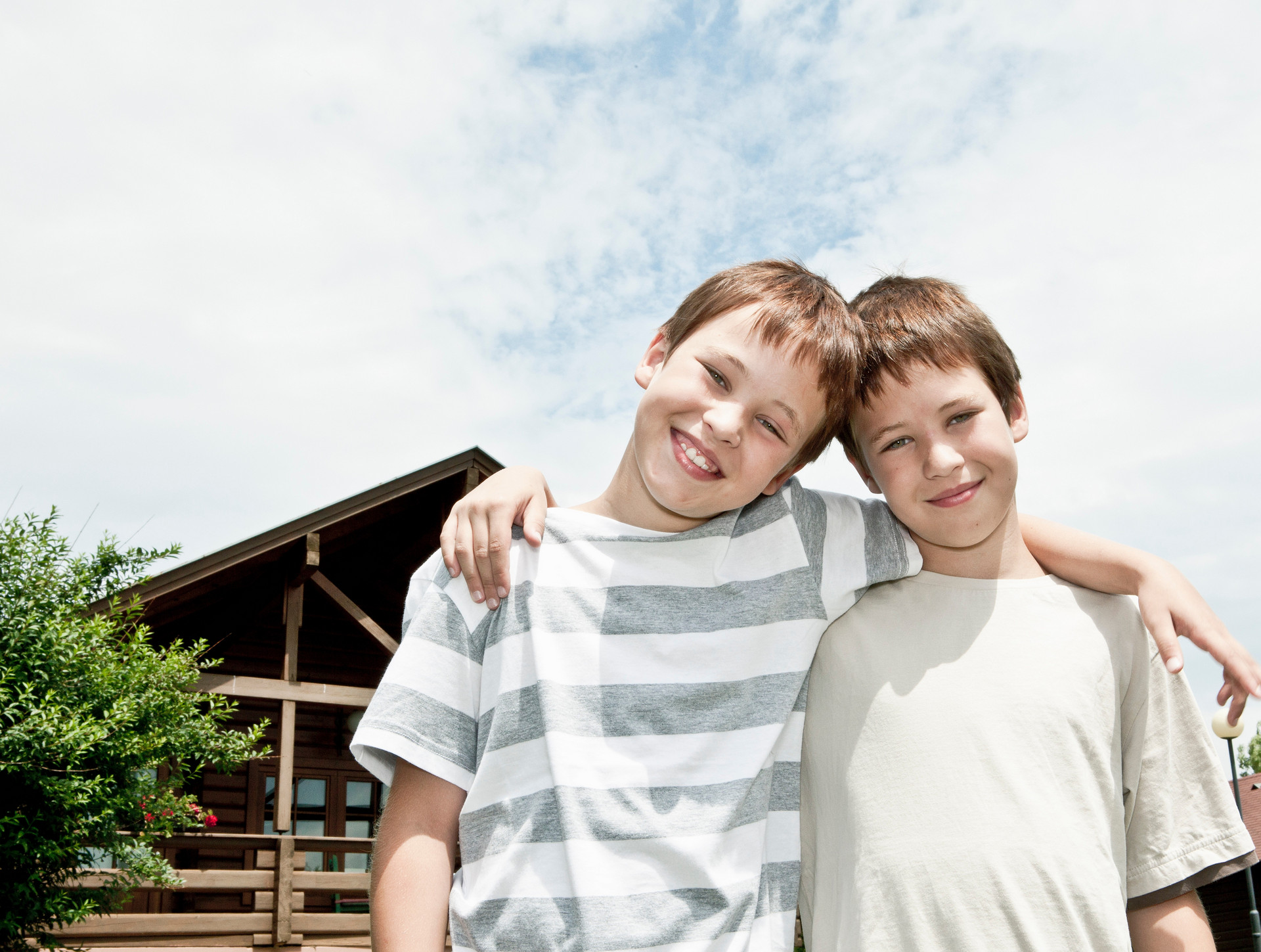 双胞胎兄弟一个从小喝骨头汤,一个喝牛奶,长大后身高差10厘米