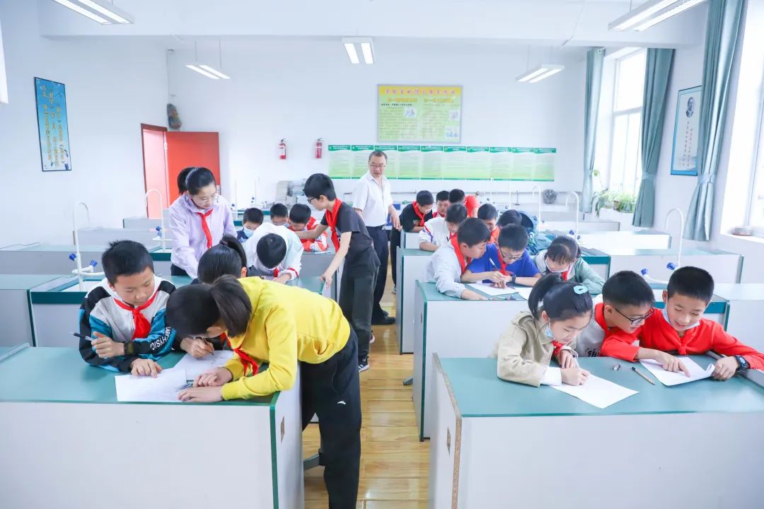 黄甲小学开展“人人参与科技节，我的科技节我做主”科技节活动