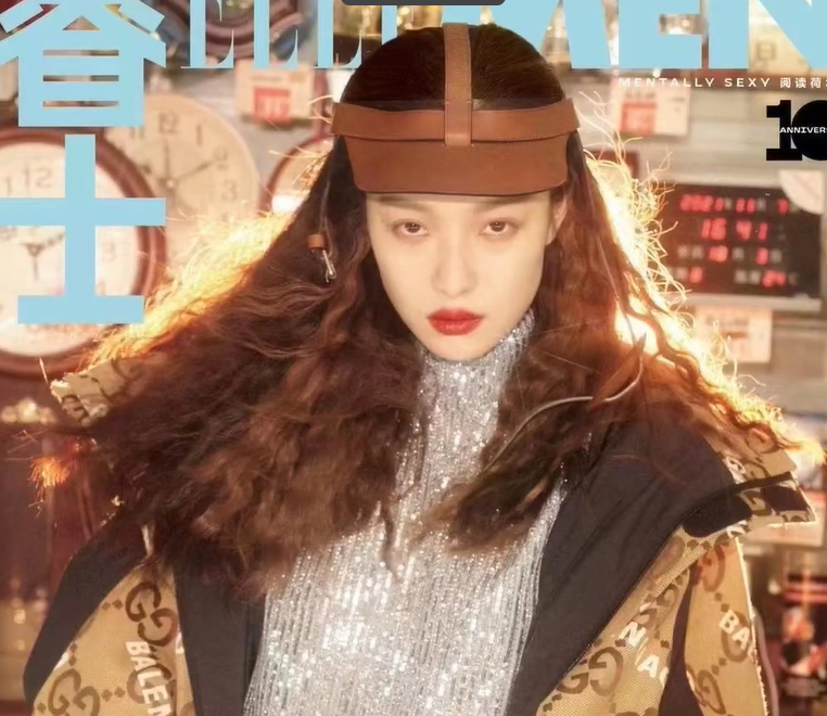 热巴新造型秀性感,工作室着急出图翻车,皮肤粗糙嘴巴起皮都没修