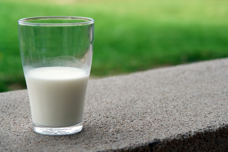 涉及50萬國人新研究：喝奶或增加肝癌乳腺癌風險，牛奶還能喝嗎？