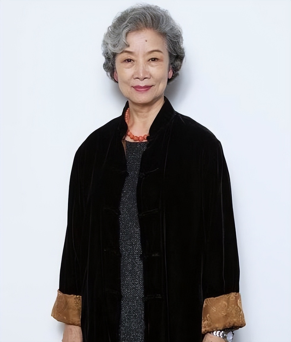 有人选择在娱乐圈硬混，有人选择保家卫国，同是星二代差距还挺大