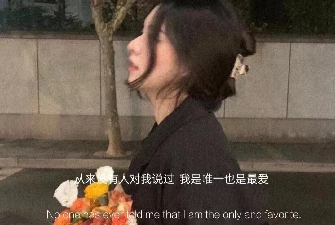 适合强颜欢笑时发的图片文案