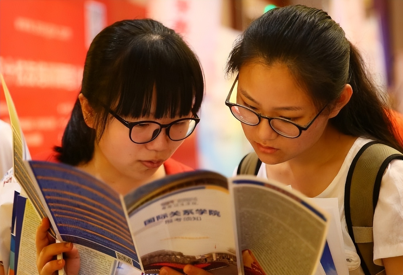 2022考生要注意，高校录取会看高考体检结果，近视影响专业的报考