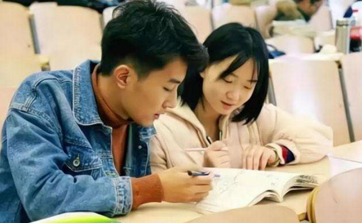 大学生带女朋友回家，初次见面便共居一室，母亲直言接受不了