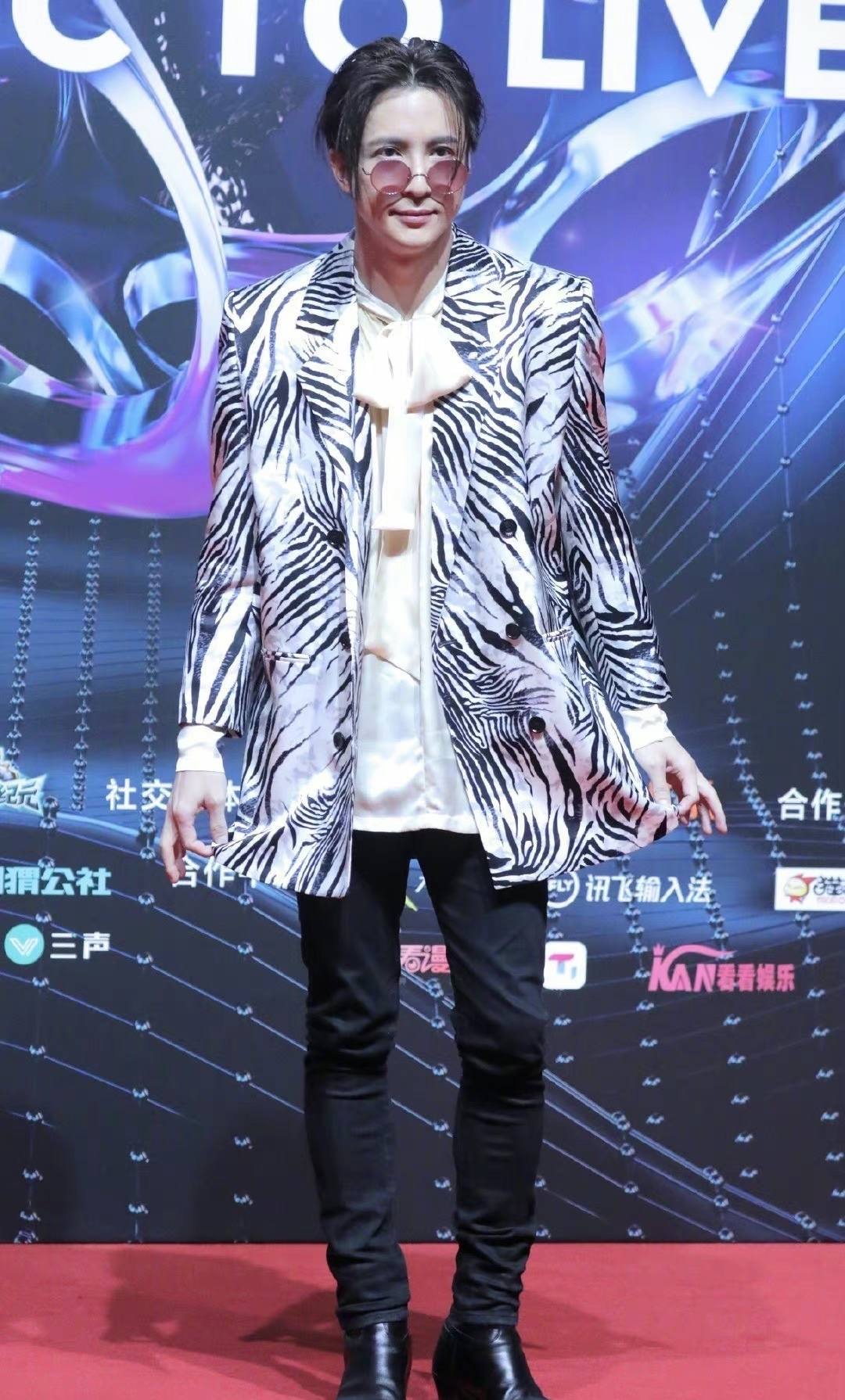 明星撞衫有多尴尬？要么是神仙打架修罗场，要么成买家秀和卖家秀