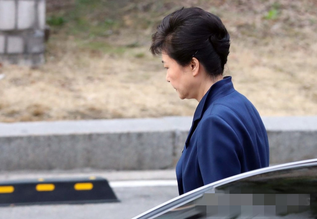 郑维罗：靠一只狗将总统送进牢房，让亲妈入狱18年，自己反而无罪