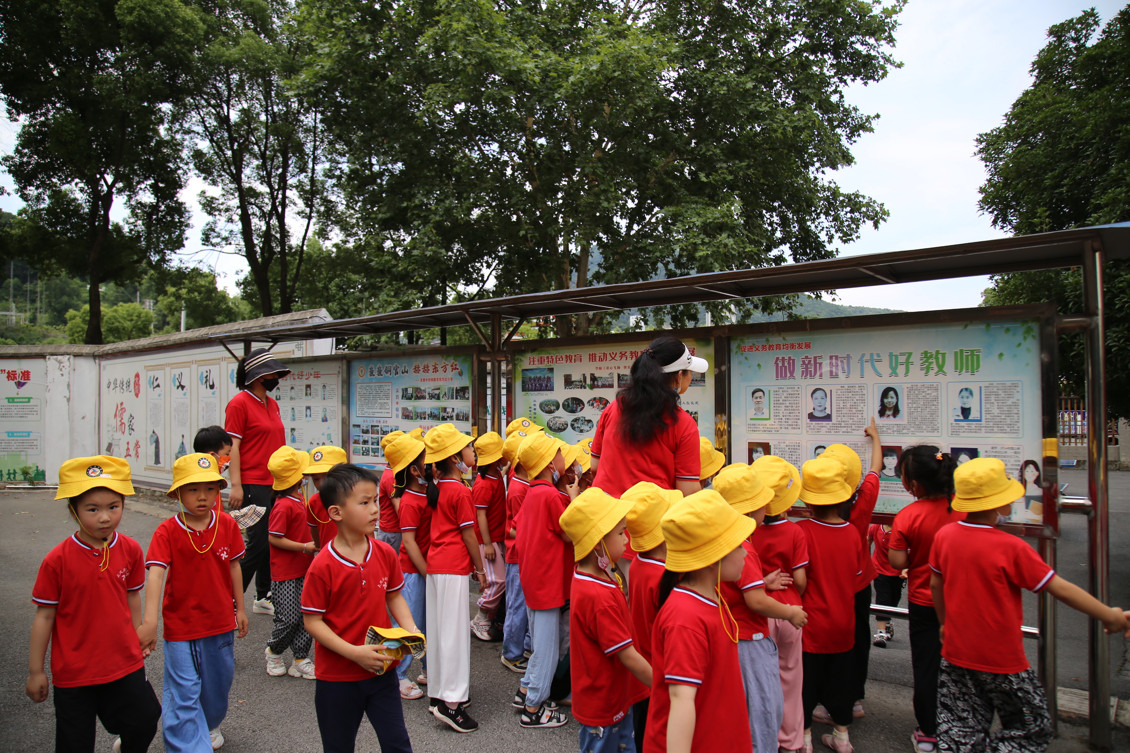 幼儿园孩子进东方红小学 体验小学生活