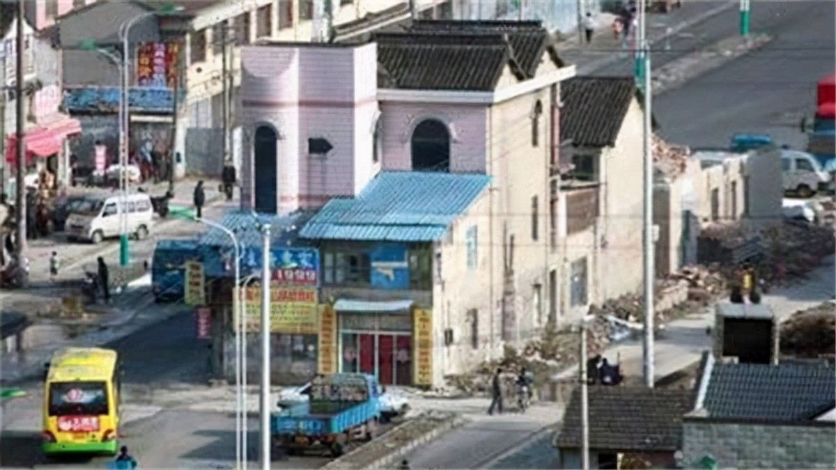 上海马路上的“豪宅”：要6套房加一块宅基地才肯拆，14年后搬走