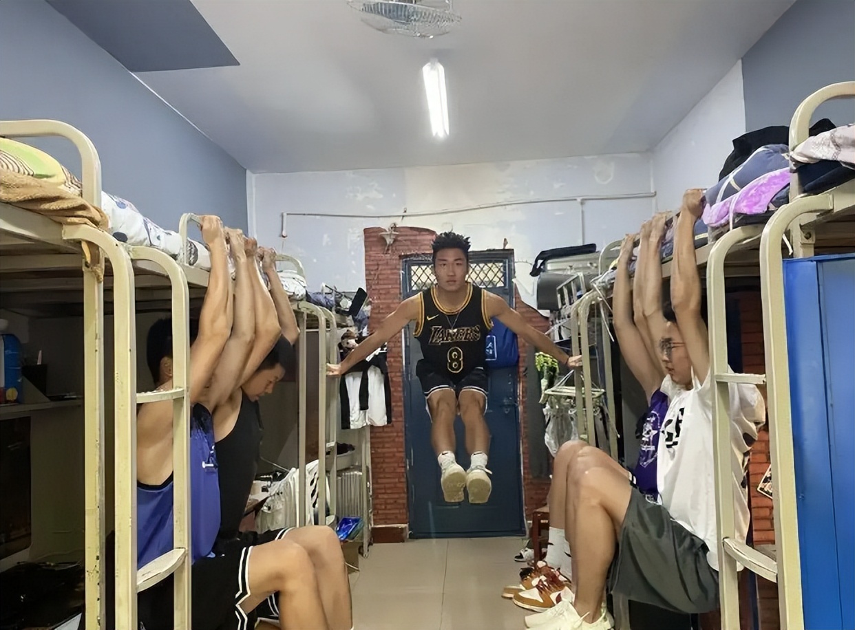 女大学生在宿舍锻炼体能，舞蹈生变“武术生”，网友评论令人捧腹