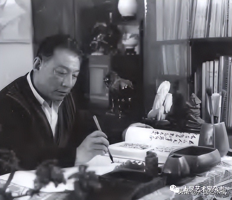 他的家被日寇冲毁，迫于生计当了电车售票员，热爱艺术却被嘲笑“穿号坎”，后因“双枪李向阳”蜚声中国