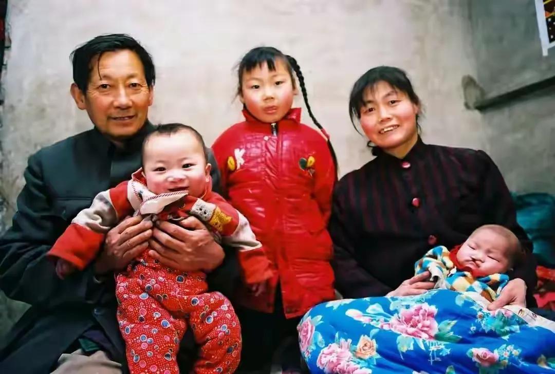 河北夫妻花14年收养12个弃婴，都有先天疾病，掏空家底为他们治疗