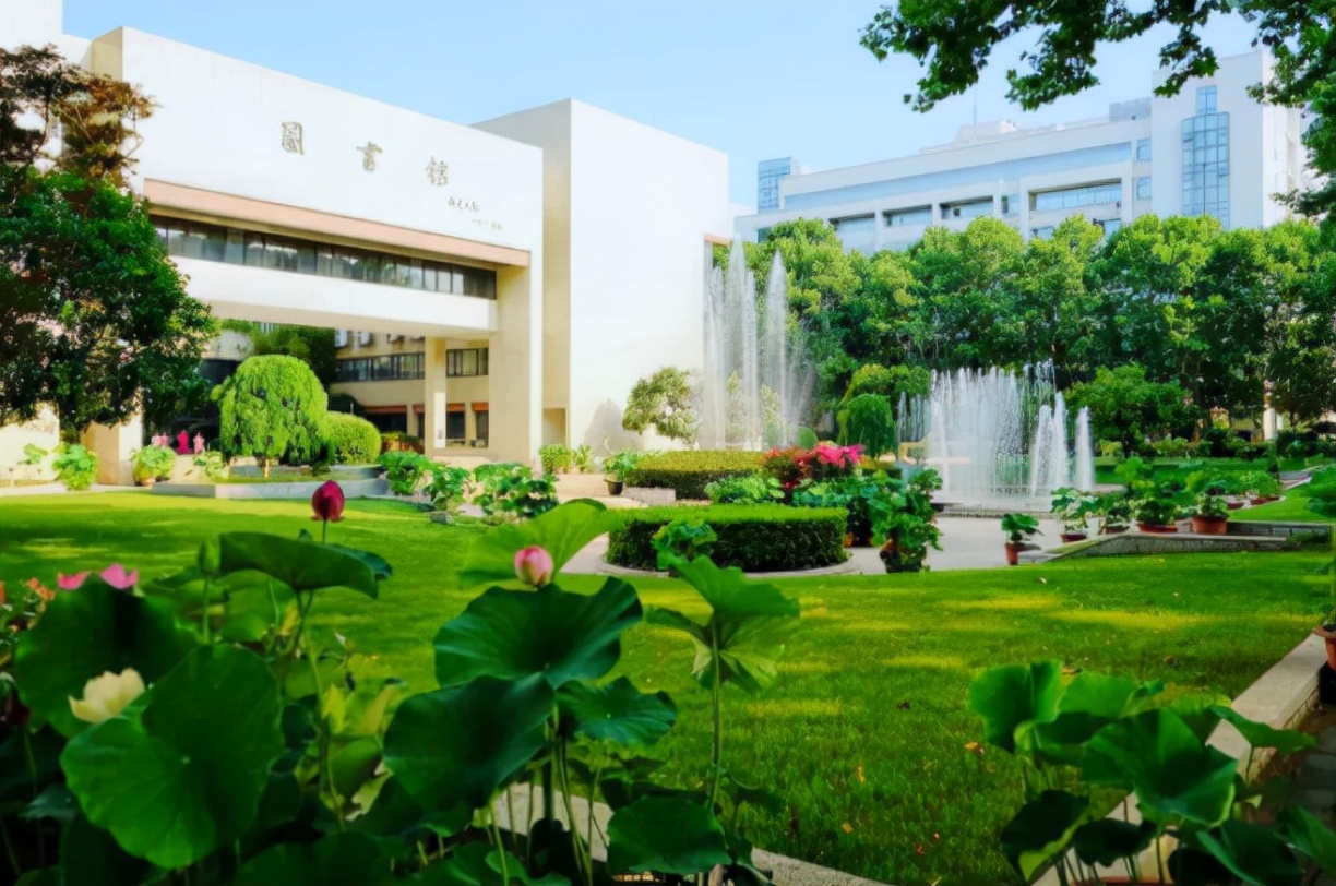 这所大学校内拥有37个食堂，5个地铁站，网友：又是别人家学校