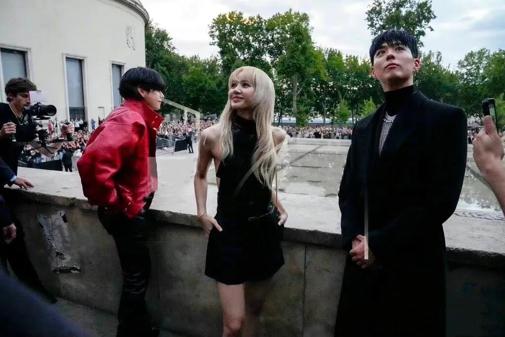 金泰亨Lisa朴宝剑同框亮相巴黎时装周