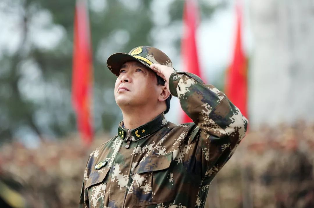 战斗英雄丁晓兵：亲手斩断右臂，插在腰间回国，享左手军礼特权