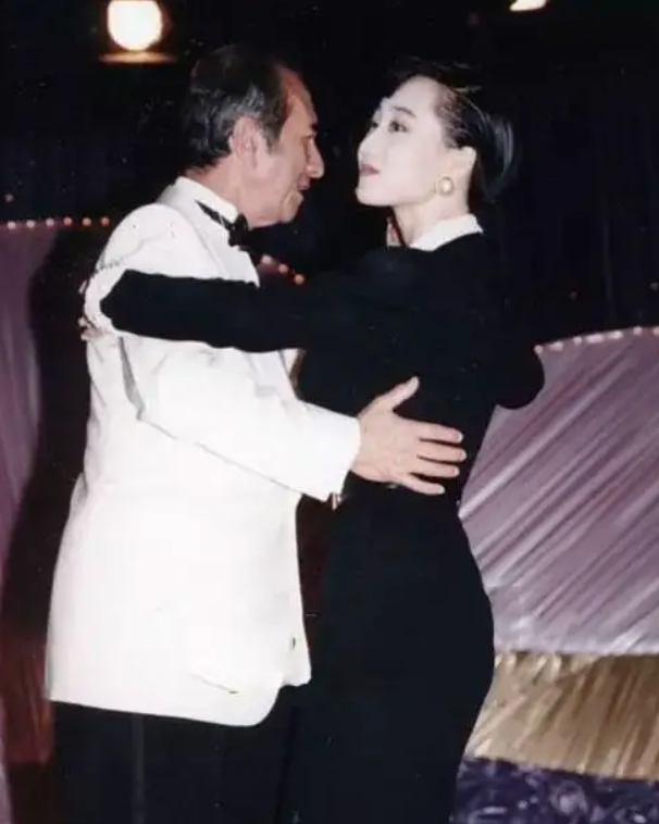 du王二房蓝琼缨去世：14岁嫁du王，为上位生1男4女，最终活成赢家