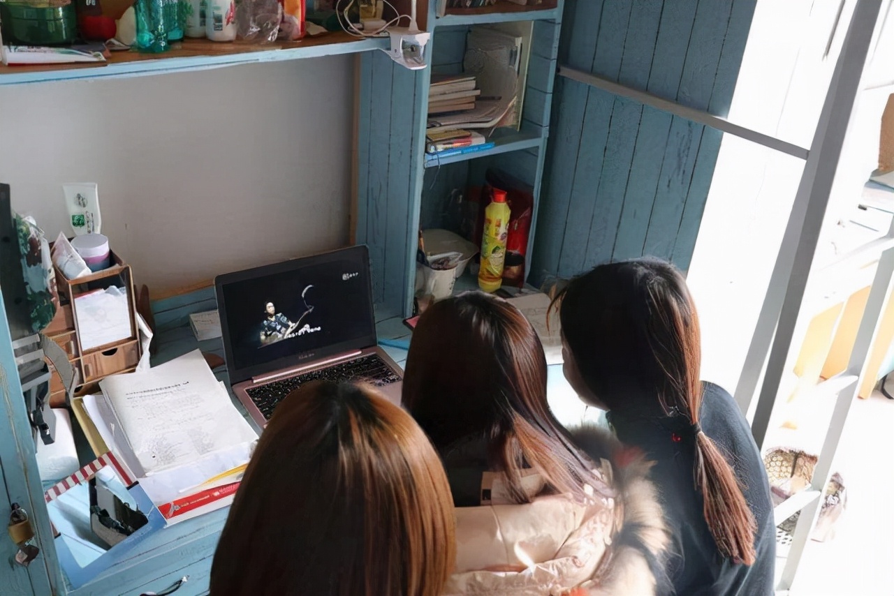 大学女同学黑色紧身裤（山西一女大学生两腿支撑坐）