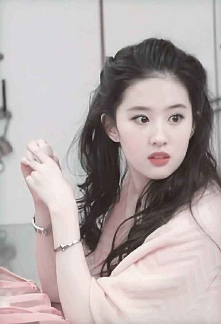 女明星十几岁的“少女之美”，干净清淡、浑然天成，我出不去了