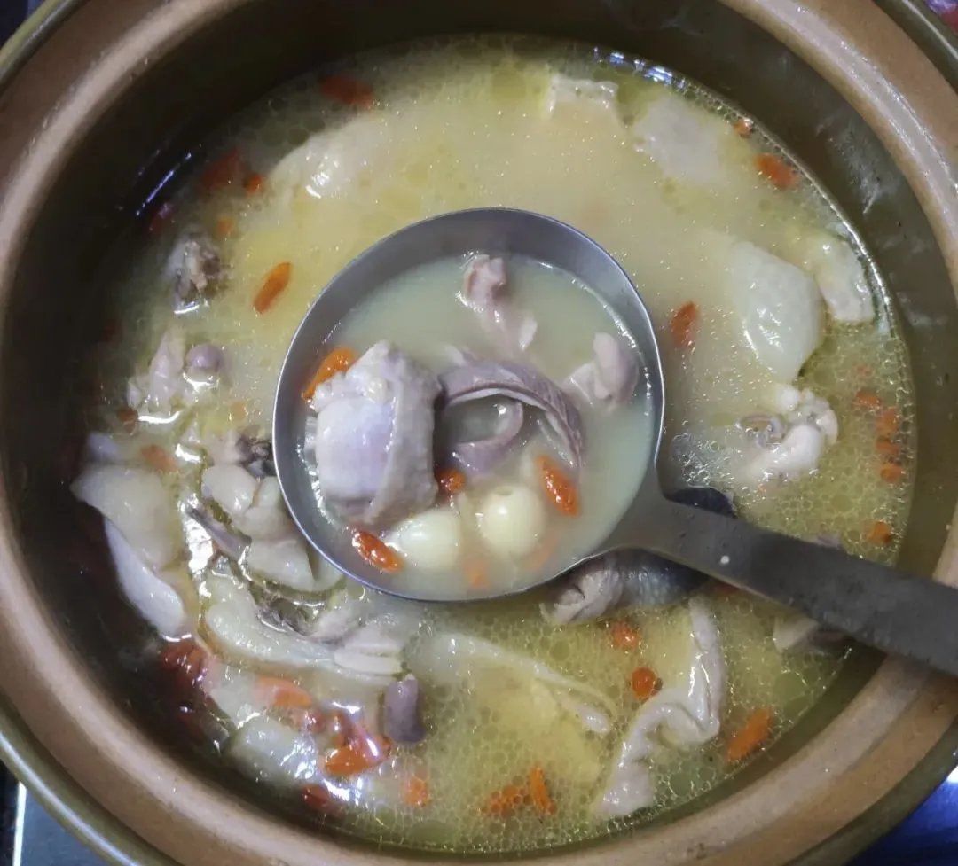 猪肚鸡汤:温中散寒