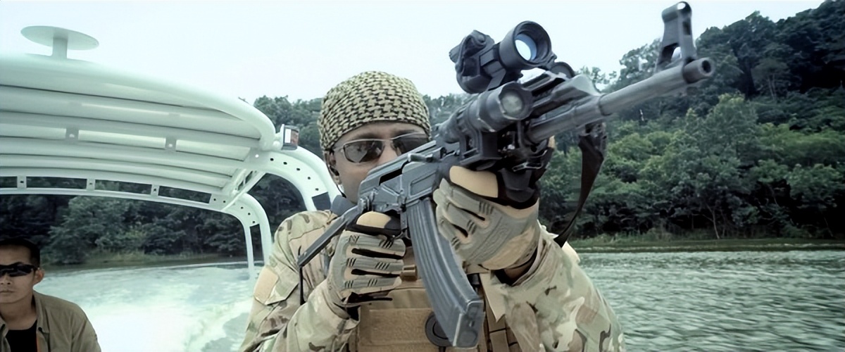 吴京硬汉枪战动作片《战狼》武器解析盘点