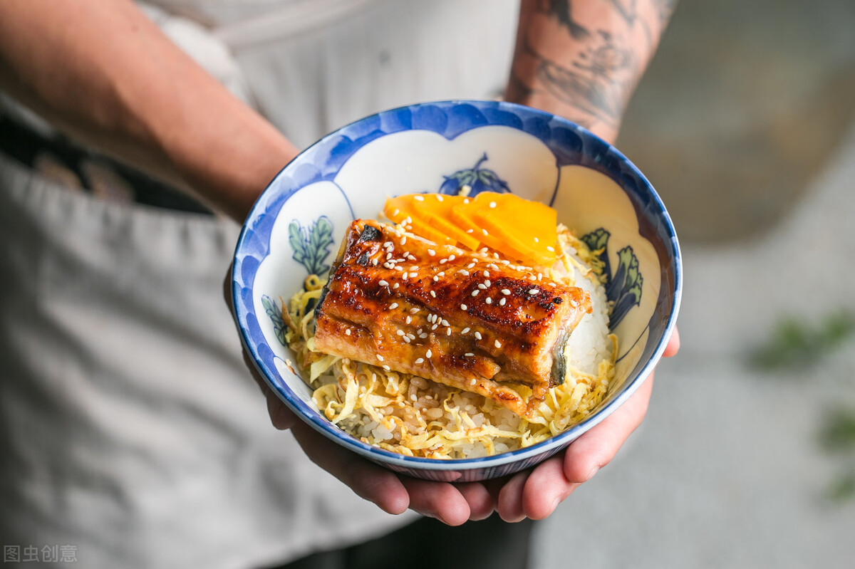 热饭进毒饭出，有害瓷碗遭曝光，释放三聚氰胺和甲醛，家长还在买