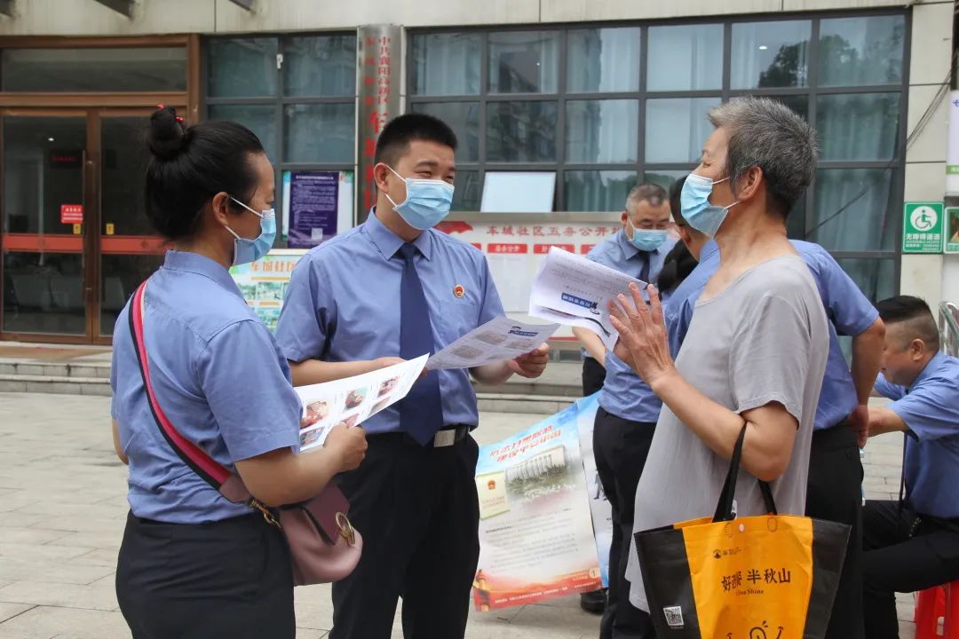 下基层察民情解民忧暖民心丨《反有组织犯罪法》专题宣传进社区