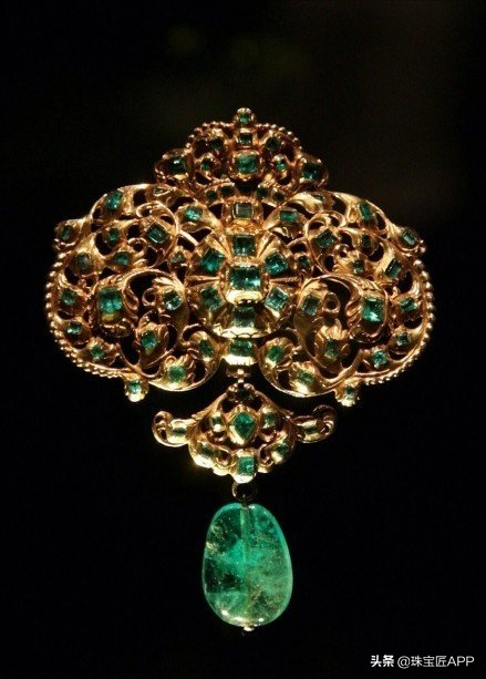 这种奢华浮夸的宫廷风珠宝,凭什么一直经典