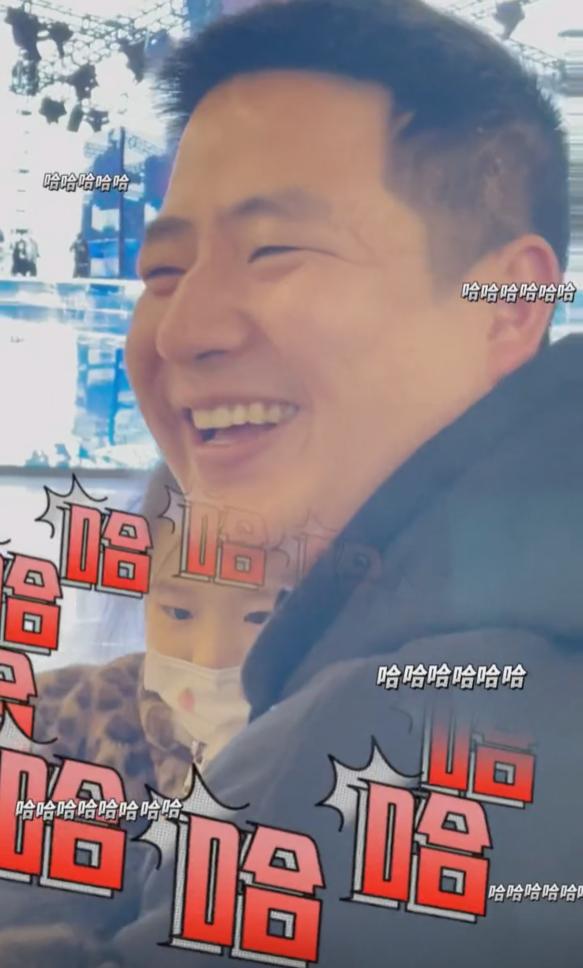 花13000给女儿报模特培训班，看完汇报表演，爸爸脸都笑抽了