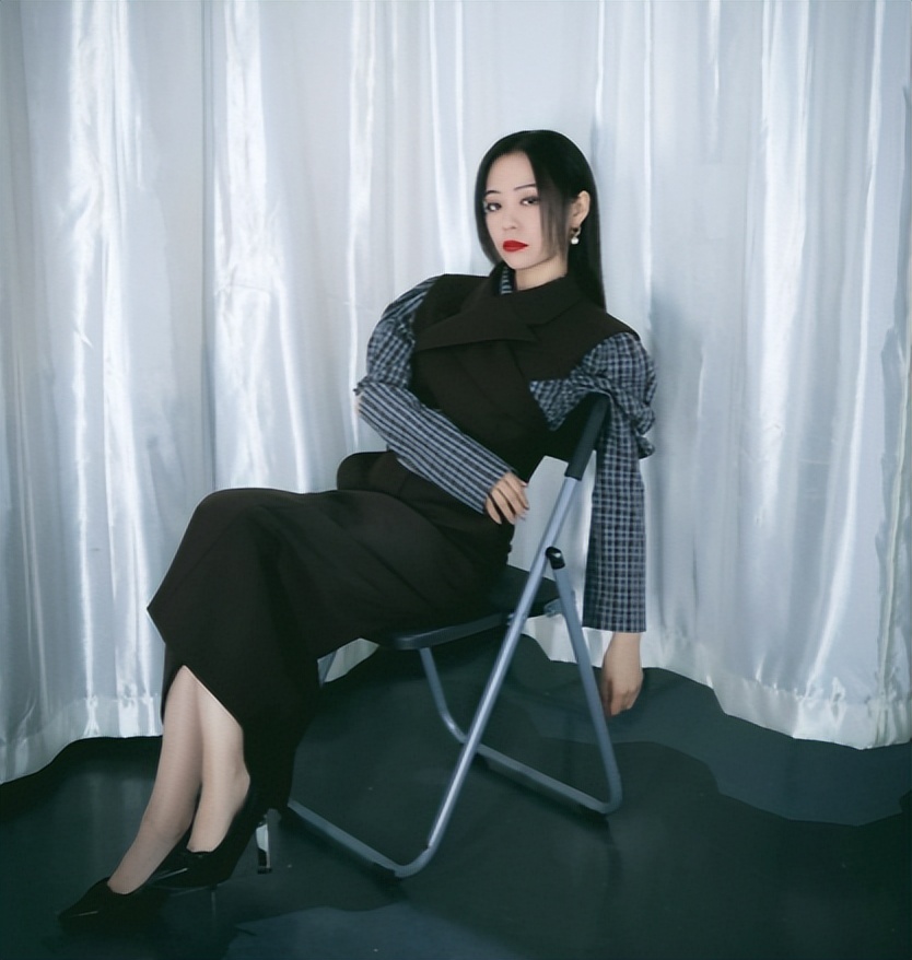 当了13年的赚钱工具，靠逼婚上位，张靓颖到底有多傻？