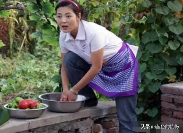 那年，王茜华和丈夫周京和朋友一起聚餐，周京结完账后对妻子说聚餐费用我先替你付