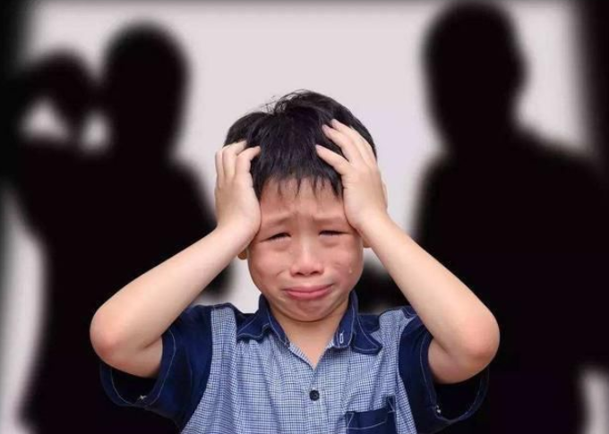 孩子被欺负，不同层次的父母做法不同，一个说没关系一个教他强大