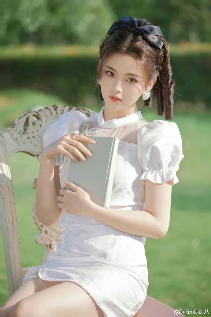 “大妈”标配土发夹，让杨超越夹出“清新少女感”，果然颜霸