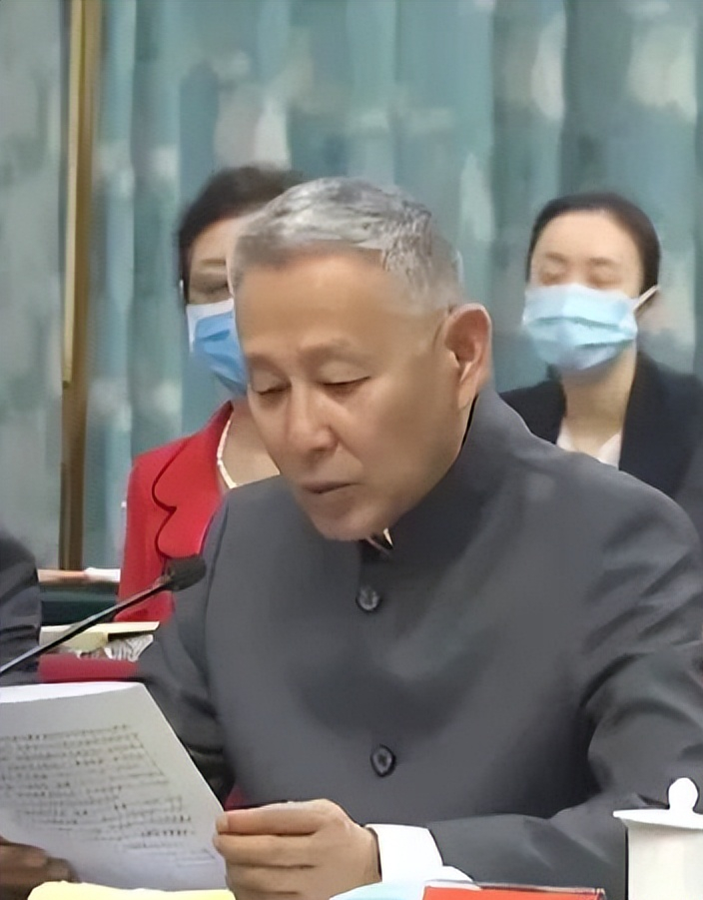 67岁陈道明状态真好！小麦肤色穿中山装，一头白发也难掩抖擞精神